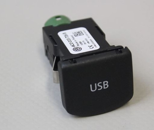 6C0035726B- USB порт с крышечкой